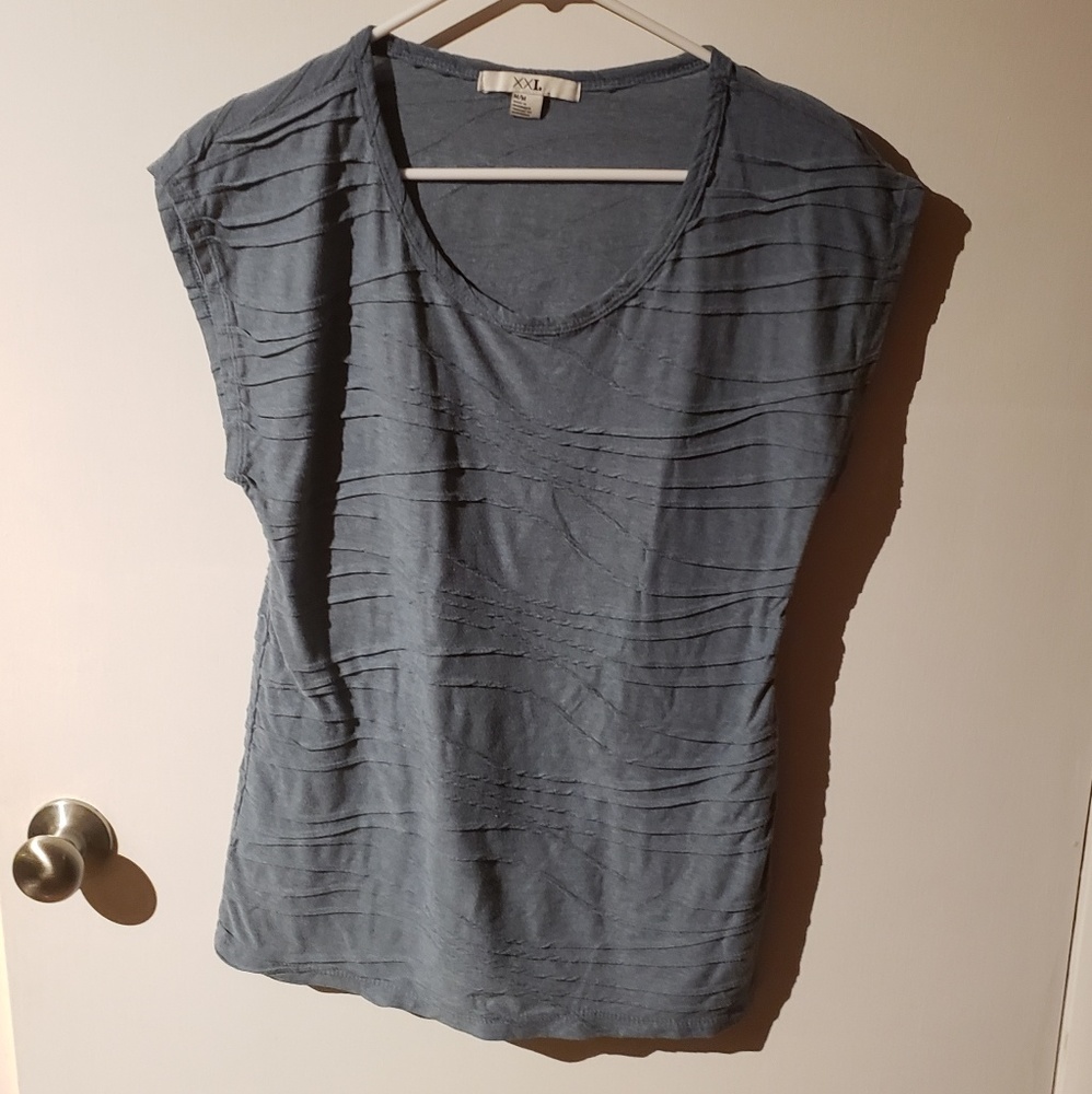 Gray cotton shirt w/ wave detail